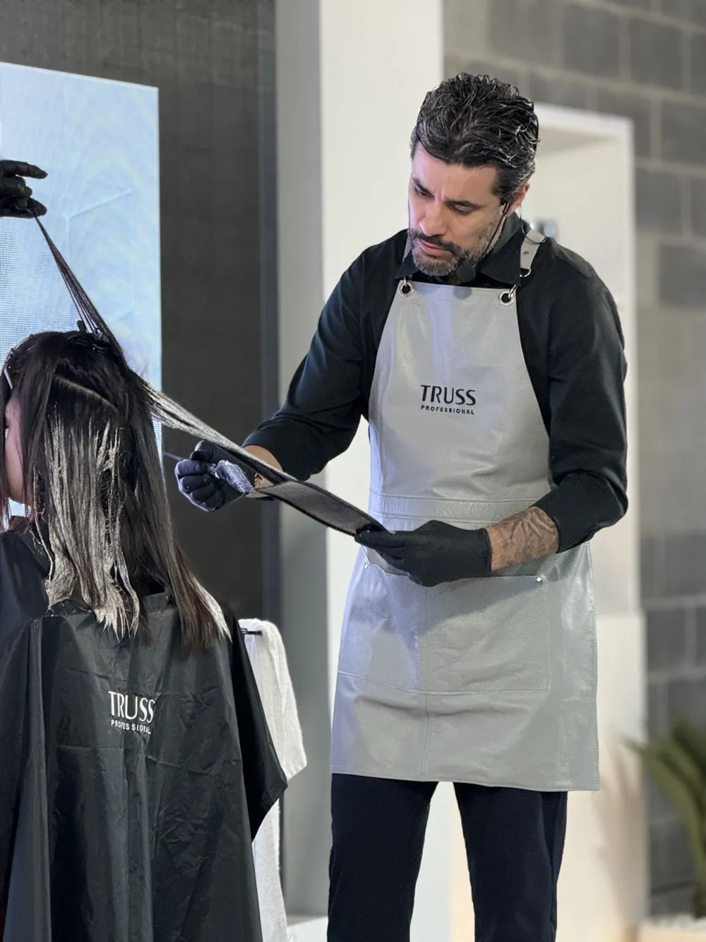 Luis Alfredo fazendo mechas no cabelo
