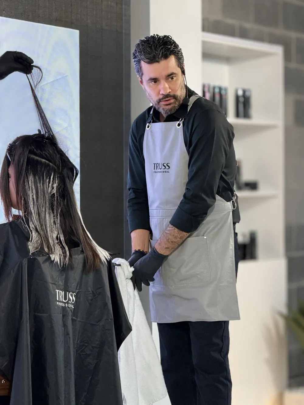 Luis Alfredo fazendo mechas no cabelo